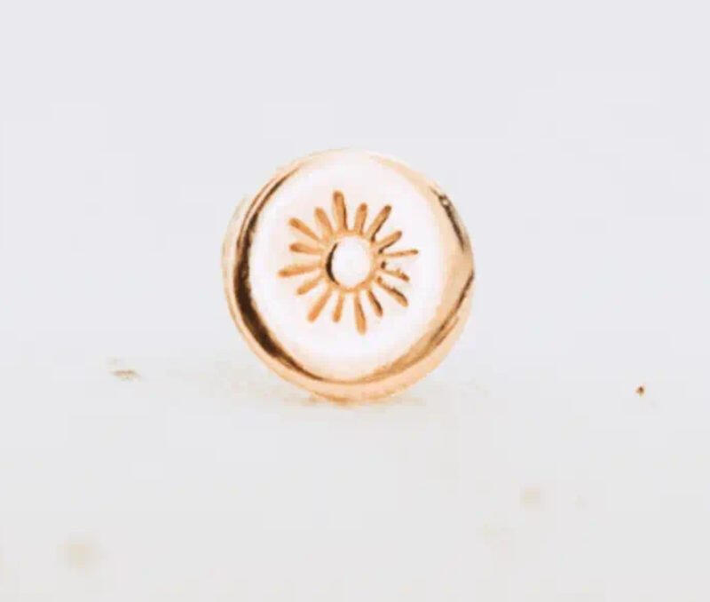 Boucle d'oreille bouton gravée en inox